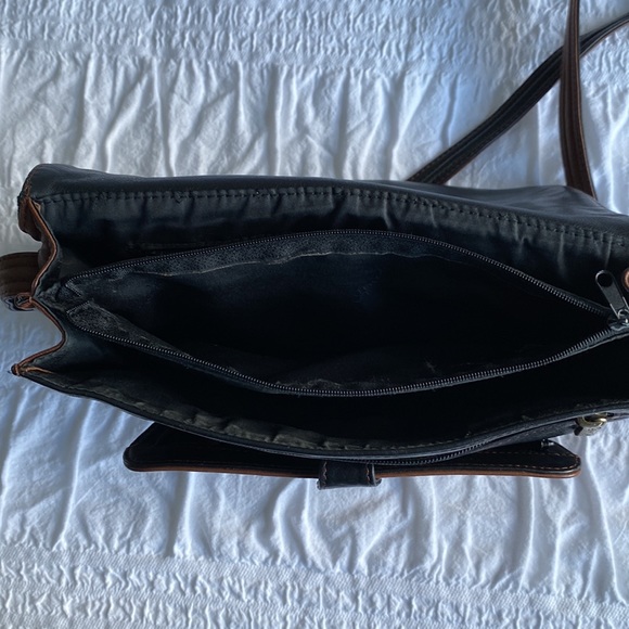 Opale genuine leather crossbody bag in black and tan. Multiple compartments. - Picture 15 of 17